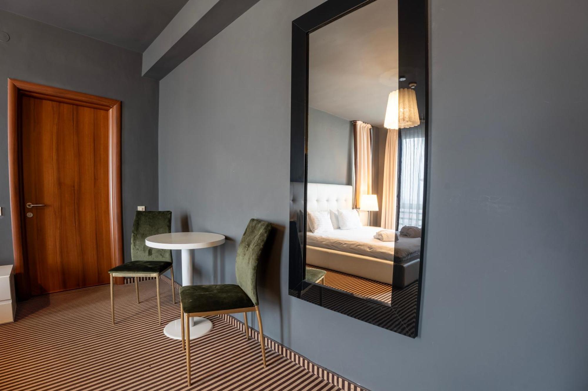 Alex&George Boutique Hotel Cluj-Napoca Exterior photo